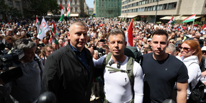 Magyar Péter a Bazilika lépcsőjén aláírta az Orbán ellen tett feljelentést, majd gyalog indul Nagyváradra