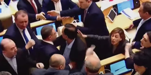 Összeverekedtek a képviselők, de végül elfogadta a grúz parlament a külföldiügynök-törvényt