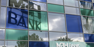 Az ÁSZ-elnök most se nevezte nevén Mészáros bankját, de elárulta, hogy az mire adott kölcsönt egy 233 milliárdos adósságú MNB-cégnek