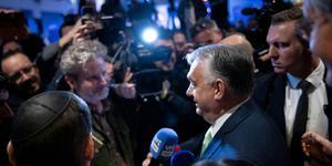 Guardian-vélemény: Orbán abban bízik, hogy az amerikai választás eredménye megfordítja a politikai szerencséjét