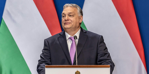Orbán egy spanyol szélsőjobbos kampányrendezvényen üzent: Nekünk hazafiaknak el kell foglalnunk Brüsszelt, újra naggyá kell tenni Európát
