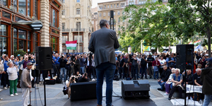 „Bűnszervezet, amit a Keresztapa is tisztelettel nézne” – a Szuverenitásvédelmi Hivatalhoz vonulnak Hadházyék