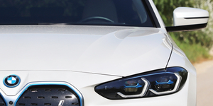 A BMW 600 lóerő fölé tolta az i4 villanyautó teljesítményét