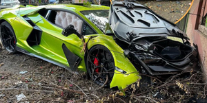 Átadás előtt tankolni vitték a vadonatúj Lamborghinit, roncshalmaz lett belőle