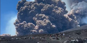 Kitört az Etna, menekülnek a turisták – videó
