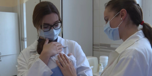 Egyetemista önkéntesek gondozzák a kórházban hagyott csecsemőket Szegeden