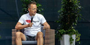 Hadházy Ákos Szijjártó Péter luxizásáról posztolt