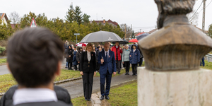 Kiállították az esőbe az iskolásokat az olaszliszkai megemlékezésen, miközben a politikusok ernyő alatt álltak