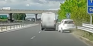 A szalagkorlátig menekült a Suzuki az M5-ösnél a figyelmetlen dobozos autó elől – videó