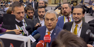 Orbán a lengyel sajtónak tagadta, hogy bármi köze lenne a lengyel politikus menekültügyéhez