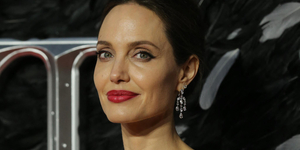 „Mellette volt az a másik nő” – Angelina Jolie felelevenítette, hogy az apja megcsalta az anyját