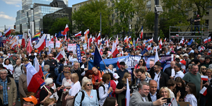 Tömeggyűléseket tartanak Varsóban az elnökválasztás második fordulója előtt