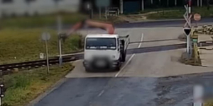 Elfelejtette lehajtani a darut, letarolta a vasúti átjárót egy teherautós Sopronnál – videó