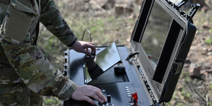 Sikeres ukrán dróntámadás egy olajfinomító és egy légibázis ellen