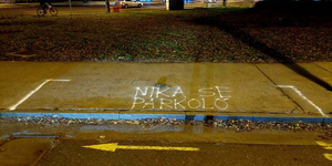 Nyomoz a rendőrség, mert valaki Delhusa Gjon szabálytalan parkolásán gúnyolódott