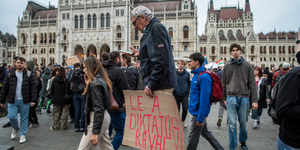 Kezdődik Puzsér Róberték tüntetése a Parlamentnél, ahol húsznál több felszólalót várnak – élő