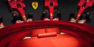 Éjszaka a múzeumban Ferrari-módra: a Forma–1-es autóik között lehet tölteni egy estét