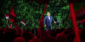 Zászló, zászló, ököl: mikor csap át valódi erőszakba a végsőkig pörgetett szájkarate?