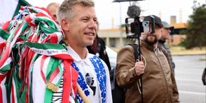 A Tisza a Fidesz szíve közepébe hatolt – riport Magyar Péter vándorlásáról és megérkezéséről
