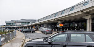 Felújításba kezd a Budapest Airport, kevesebb lesz a parkolóhely, és a buszjárat is máshová érkezik