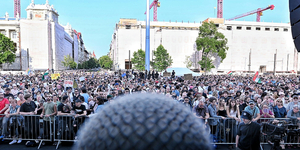 Elindult a számháború, Deák Dániel szerint pár százan, Hadházy szerint 40 ezren tüntettek kedden a Kossuth téren