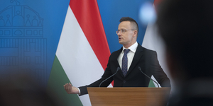 Négy orosz propagandamédiumot tiltott be az EU – az egyiken Szijjártó van a címlapon