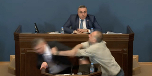 Verekedés tört ki a grúz parlamentben egy orosz mintára bevezetett törvény miatt – videó