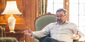 „A kisebbségeket démonizálják, a szomszédokat bűnözőként ábrázolják” – határozott búcsúüzenetet küldött a brit nagykövet a magyar kormánynak
