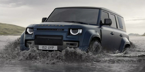 Itt a megújult Land Rover Defender, akár 635 lovas biturbó V8-cal