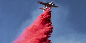 Rózsaszín ragaccsal próbálják megfékezni a Los Angeles-i lángokat