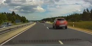 Őrült előzés a 8-ason: a padkán kerülte a sort a motoros