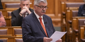 Veterán politikus távozik a kormányból