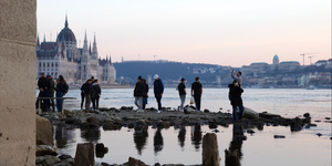 Képek: turisták nyüzsögnek az apadó Duna medrében Budapesten