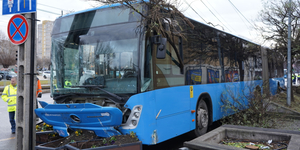 Busz ütközött két autóval az Üllői úton, több fa is kidőlt