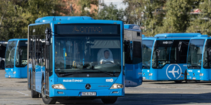 Miért van az, hogy bizonyos buszokon Budán még elsőajtós a felszállás, de Pestre érve már nem?