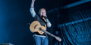 Nagyot néztek a diákok, amikor Ed Sheeran jelent meg egy suli színpadán