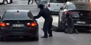 Fényes nappal úgy loptak el egy sokmilliós Mercedest Olaszországban, hogy egy BMW-vel eltolták – videó