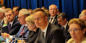 Szijjártó szerint az EU azért bünteti Magyarországot, mert kiűztük az antiszemitizmust terjesztő migránsokat