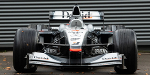 Most bárki lecsaphat Coulthard futamgyőztes McLaren F1-autójára