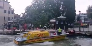 Turistákra dőlt egy fa Velencében