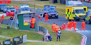 Két motoros meghalt egy brit versenypályán történt tömegbalesetben