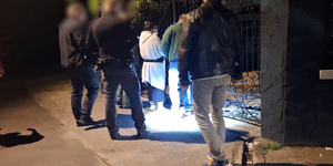 Fogva tartottak egy 89 éves nőt, majd eladták az óbudai lakását, most a rendőröknek magyarázkodhatnak