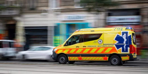Szirénázó mentőautókba csapódott két autó is Budapesten: nyolcan megsérültek