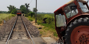Letépte a vonat a traktor elejét Szarvasnál, a sofőr szinte ép bőrrel megúszta a balesetet