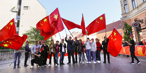 Tibeti zászlót takarnak, magyar képviselőt faggatnak, zászlós-sapkás tömeget hoznak össze – rejtélyes kínaiak dolgoznak azon, hogy minden rendben legyen az elnöki látogatáson
