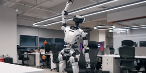 Ezt a kínai robotot is megviseli a sok irodában ülés – így feláll, és elvégez pár nyújtó gyakorlatot (videó)