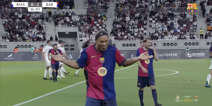 Ronaldinho 44 évesen is bevarrja a jobb felsőbe a szabadot