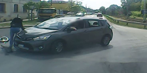 Videón egy tipikus baleset, ami a motorosokkal történik