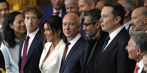 Hiába a millió dolláros hűségeskük, Trump folytatja Biden hadjáratát a Google és a Facebook ellen