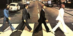 A gombafejűek fodrászával ünnepli születésnapját az egri Beatles Múzeum